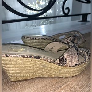VC signature Italian leather wedge w/snake detail super comfy